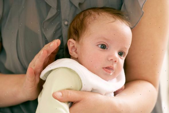 Wie Sie Ihr Baby wickeln. Brust und Flasche gefüttert Babys brauchen nach einer Wicklung Feed. hier ist, wie Sie es tun.